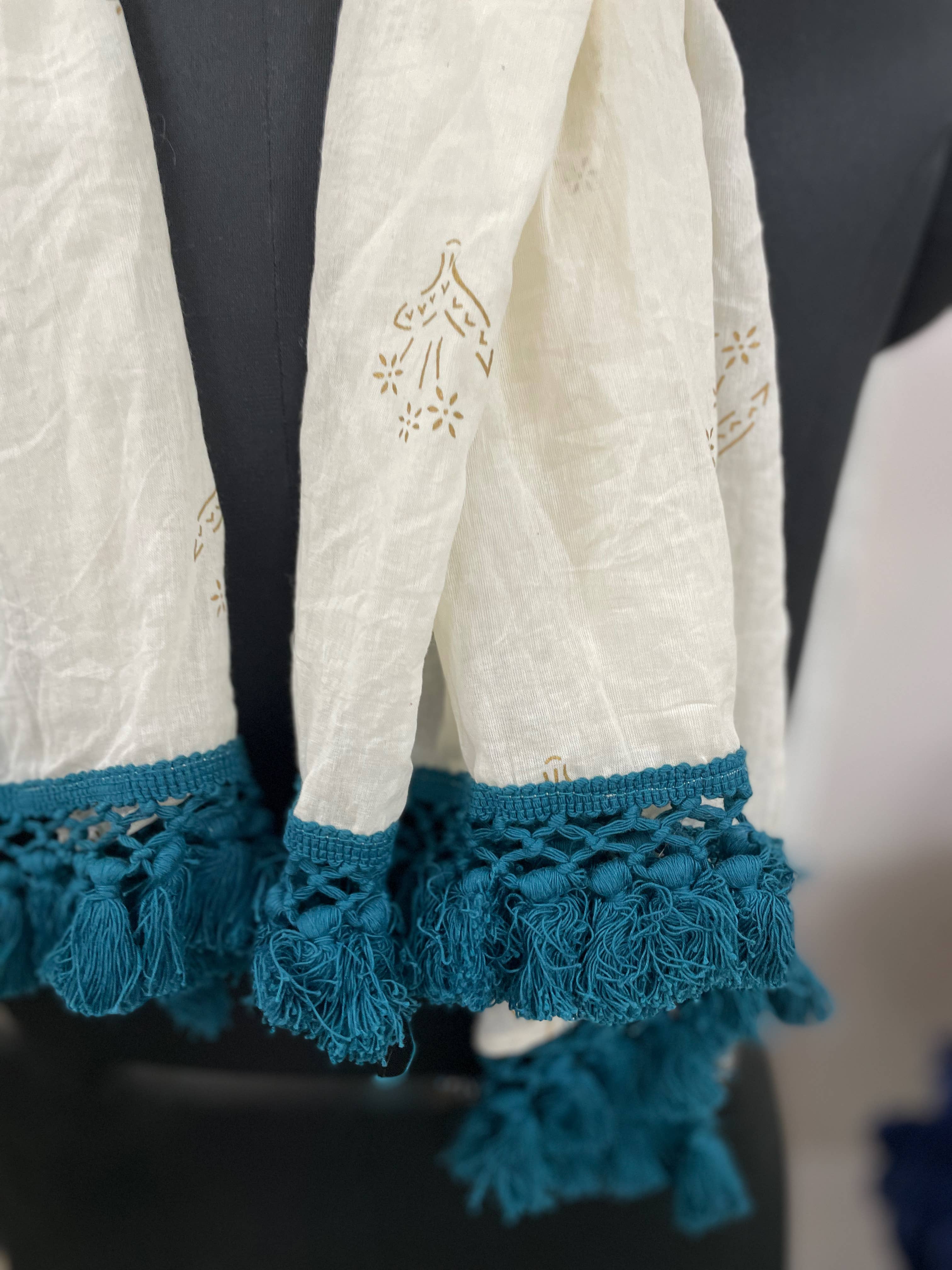 Sewing New Futures, Inc - Venta al por mayor Bufanda - Mujer - Bufanda larga de algodón crema-dorado5