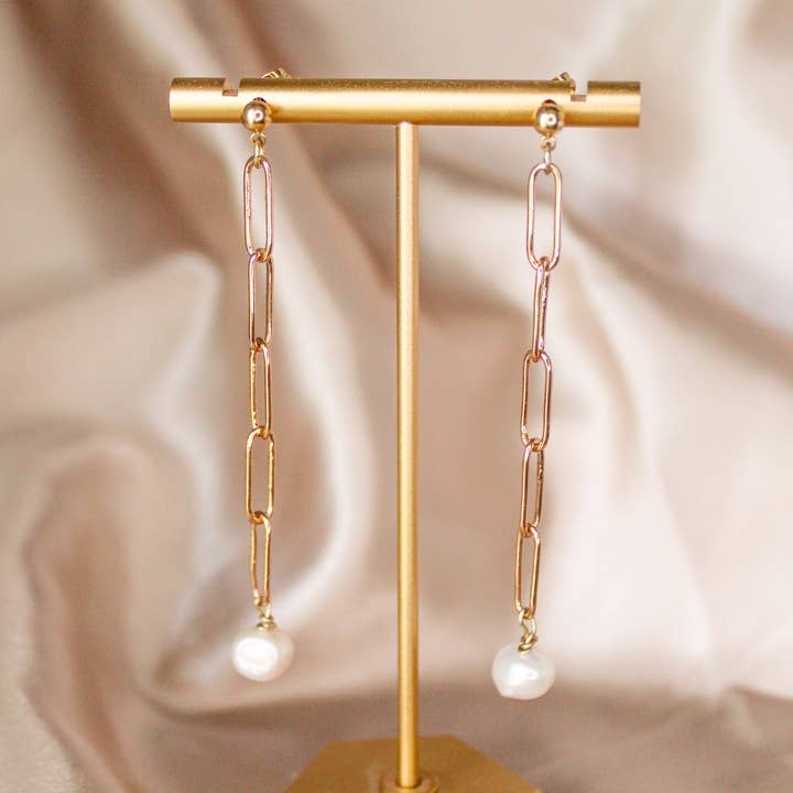 Remi Pearl kæde øreringe for engroshandel hos Devere Handmade Jewelry