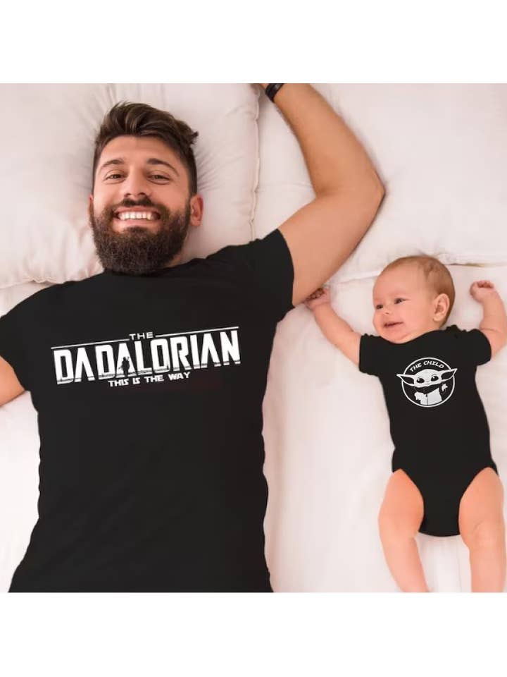 Ditto Custom Clothing Ltd – Engroshandel T-shirt med serigrafitryk – til børn – Fars dag Dadalorian Matchende T-shirts og Babygrow