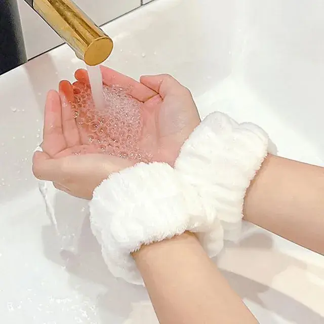 Magnifique Hearts - Vente Bandeau pour le spa - Bracelets poignet en peluche douce lavables pour routine de soins de la peau5