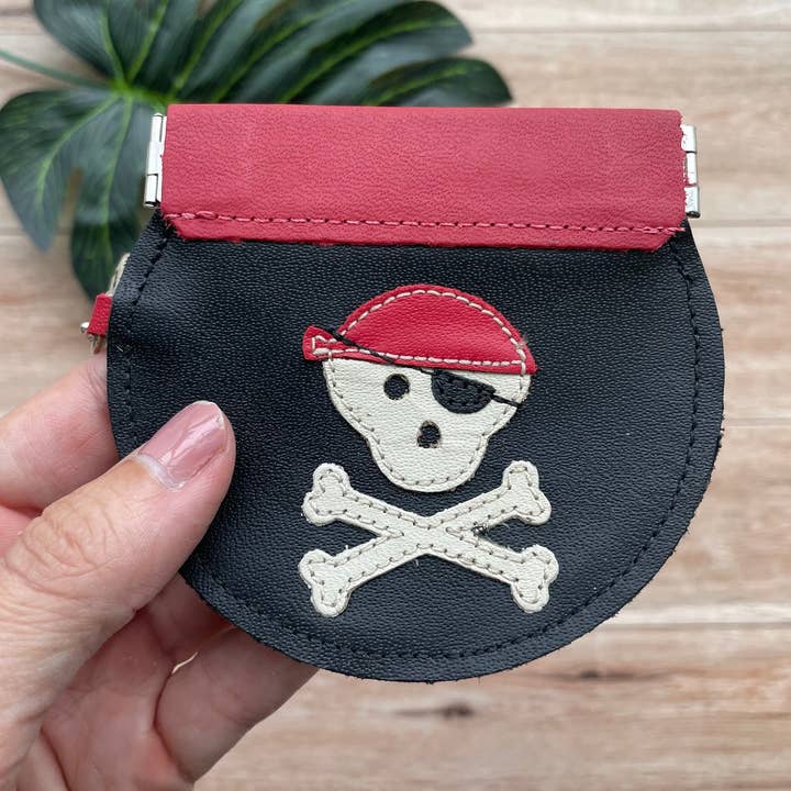 Portamonete in pelle nera con teschio da pirata e ossa incrociate, rotondo per la vendita all'ingrosso da parte di Mally Designs