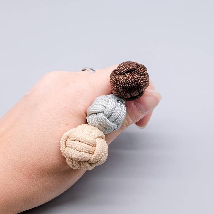 La Fabrique du Noeud - Wholesale Keychain - Unisex - “Monkey Fist” Paracord Key Ring Brown2