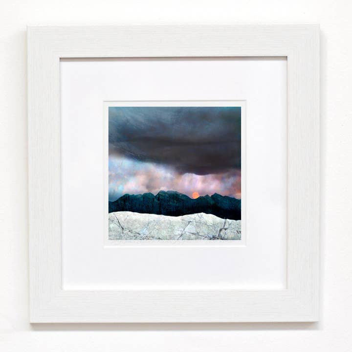 Lua de morango sobre a ilha de Skye de Cuillin por atacado de Cath Waters Scottish Landscapes