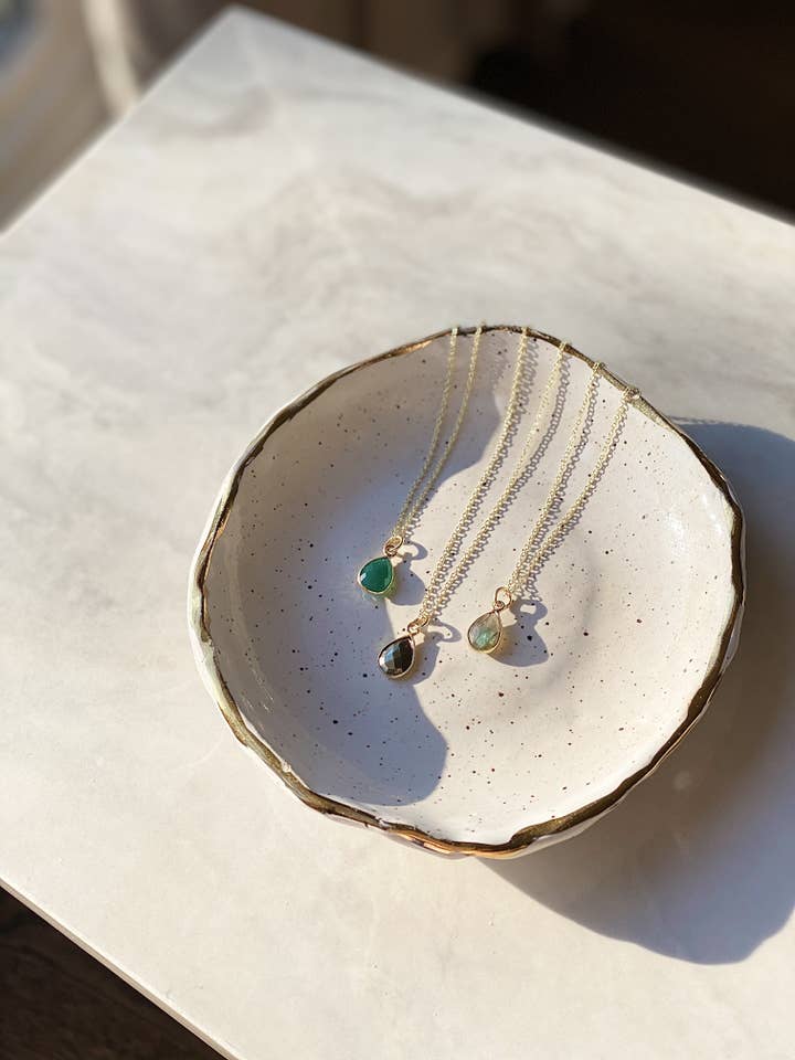 Collier avec pendentif poire pour la vente par BELLA BUDDHA BEADS