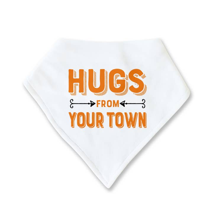Bavoir City personnalisé pour bébé, motif Hugs Name Drop pour la vente par Rock Scissor Paper
