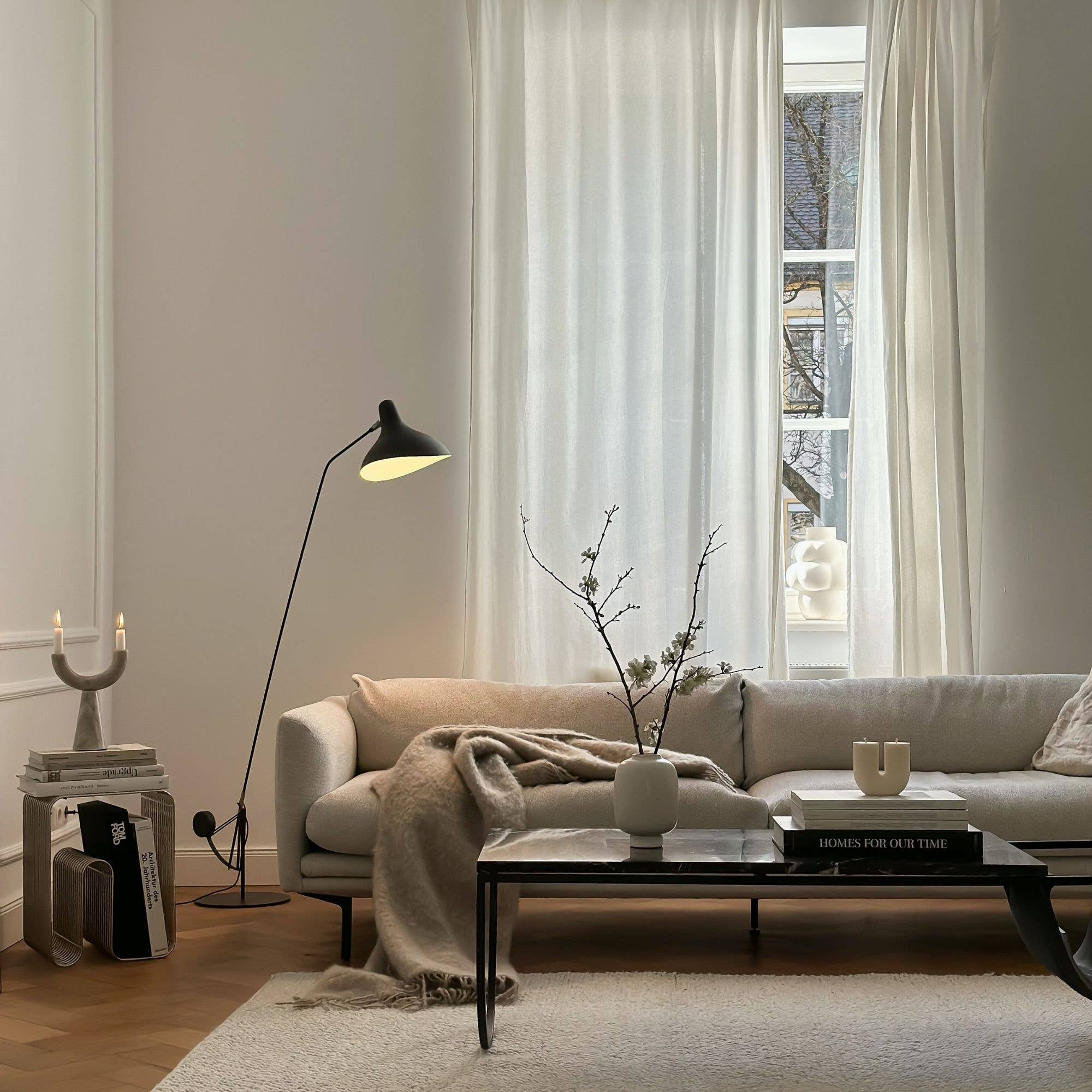 NOMA Studio – Großhandel Geschenkkerze – Skulptur Kerze Zoe – Rapswachs, H 11 cm1