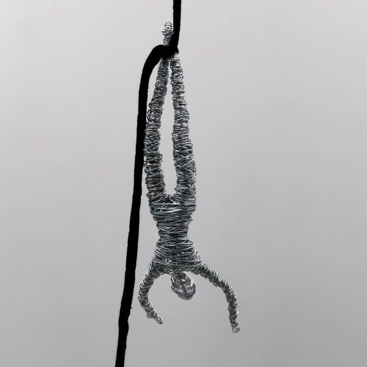 Décoration de sculpture murale d'homme s'élevant, sculpture en fil pour la vente par Haritopoulou