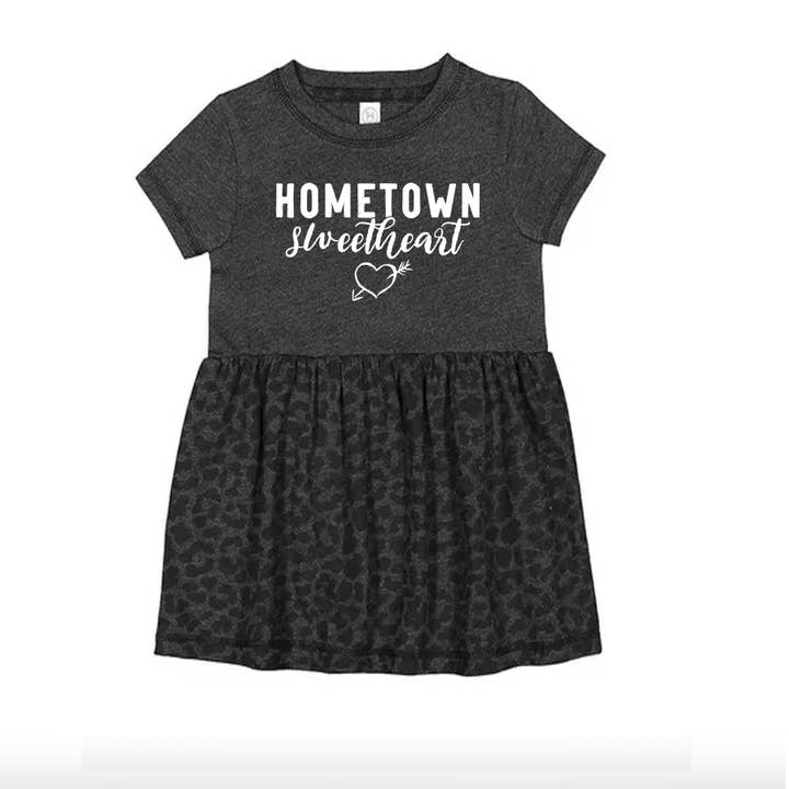 Vestito Grigio a Stampa Ghepardata Hometown Sweetheart per la vendita all'ingrosso da parte di HOMETOWN APPAREL CO.