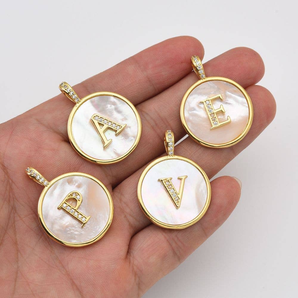 findings4uGem – wholesale Hänge-/berlockhalsband – Guldpläterad pärlemor initialbokstavsberlock, CP20383