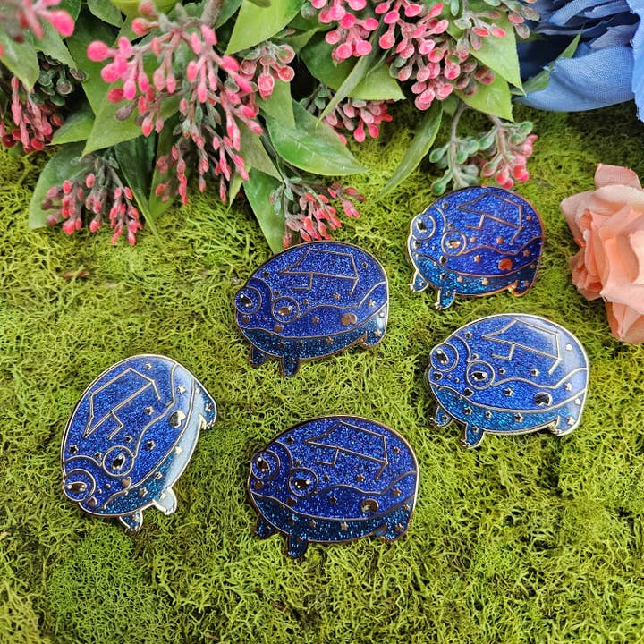 Épinglette en émail Grenouille de pluie commune du ciel nocturne pour la vente par Floating Frogs