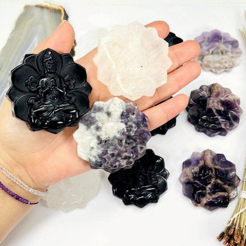 Rock Paradise – Engroshandel Spirituelle sten og krystaller – Krystal ædelsten Kwan Yin gudinde på Lotus udskåret sten0