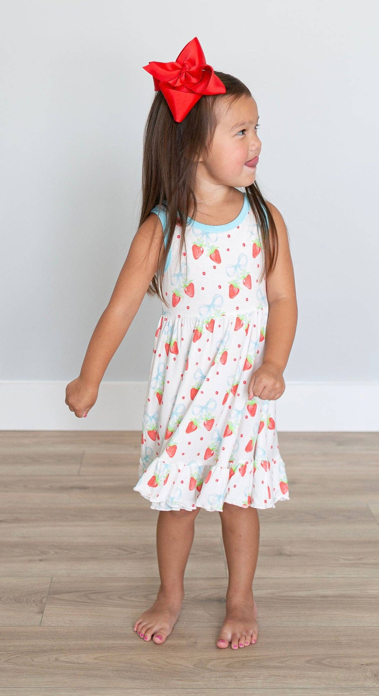 Sweet Bay Clothing – Engroshandel Kjole - Børn – Jordbær og Sløjfer Razorback Snurrekjole1
