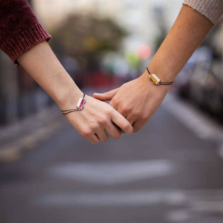 Set med 2 berlocker ”With You At The Fifth Floor” för wholesale av UO