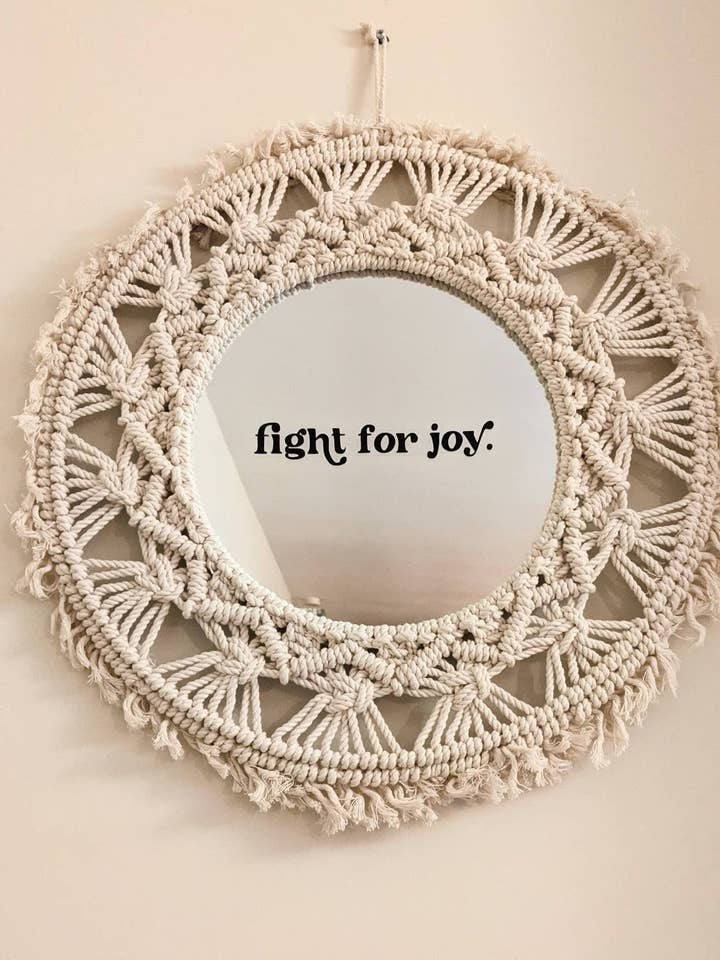 Motiverende Mirror Decal | Gælder med statisk klamring | Lejer-venlig og aftagelig | Kæmp for glæde | Positivitet citater for engroshandel hos Prismatic Kitty