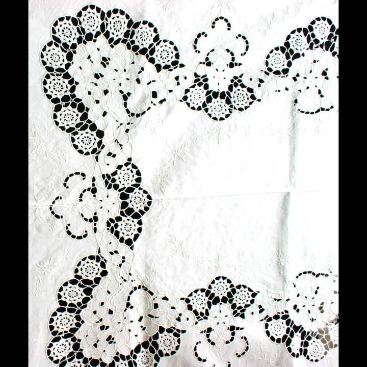 Eastern Sunrise Lace And Linens Inc. - Wholesale Tablecloth - Weighted Tablecloth for outdoor Alfresco family dining2