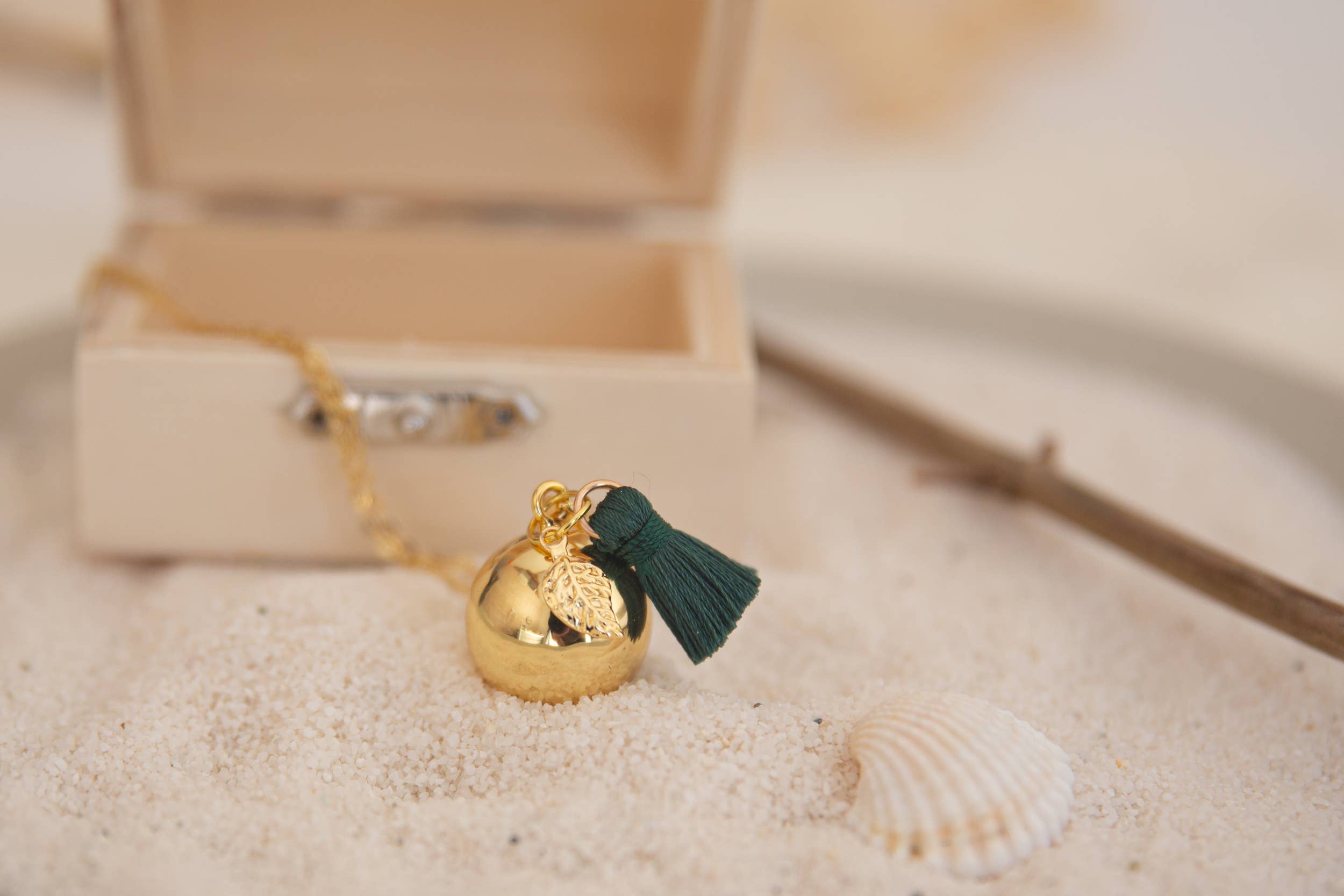 CESTBOLAVIE - Venta al por mayor Collares con colgantes/abalorios - Colgante Bola Yucatán de 18 mm con baño de oro y accesorio de borla verde4