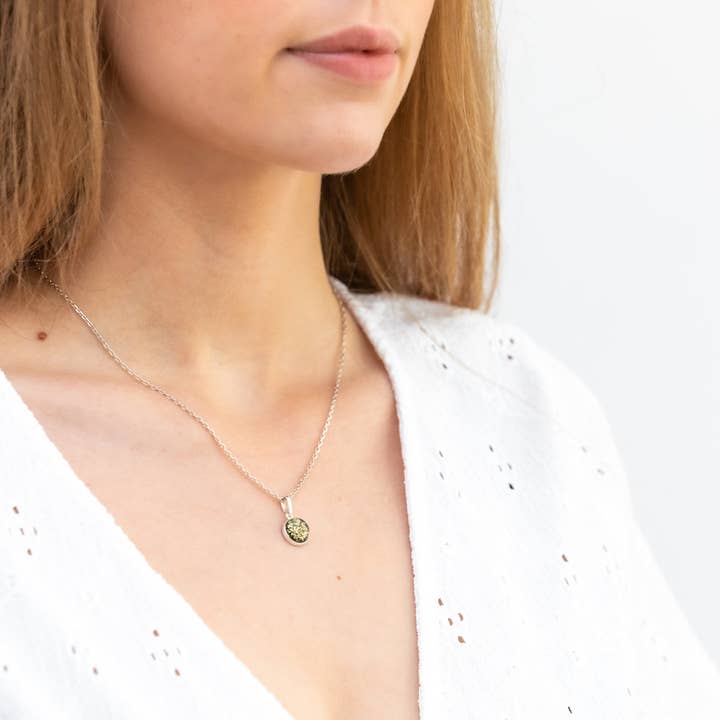 Baltic Beauty – wholesale Hänge-/berlockhalsband – ESSENTIALS Mini grön bärnsten hänge1