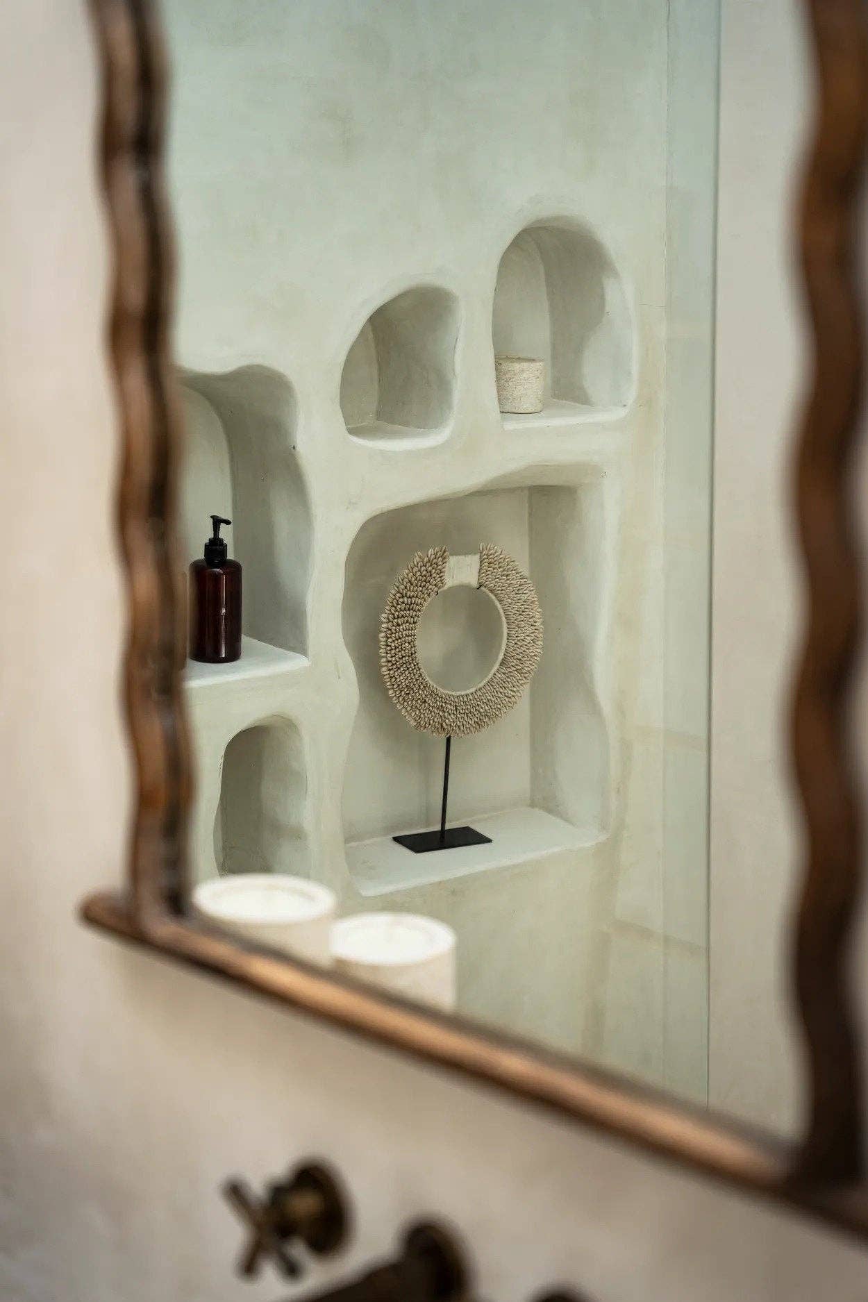 Bazar Bizar Living - Wholesale Decorative Tabletop Object - The Papua Shell Disc on Stand - White - M3