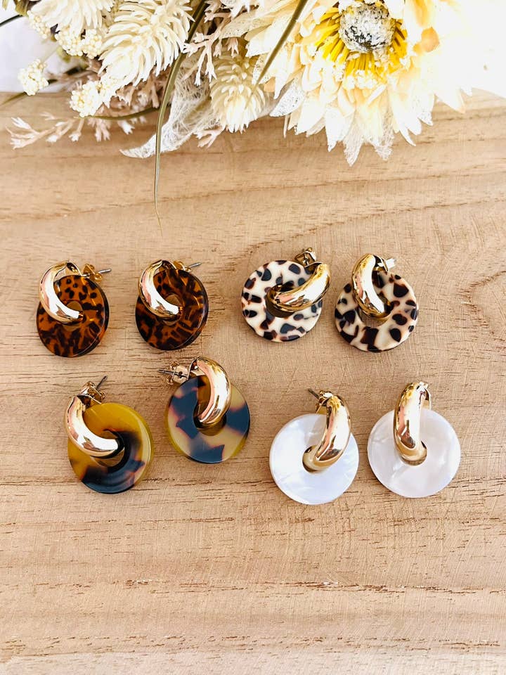 GISELE creooloorbellen - verguld en acryl-donut voor wholesale door Innaya