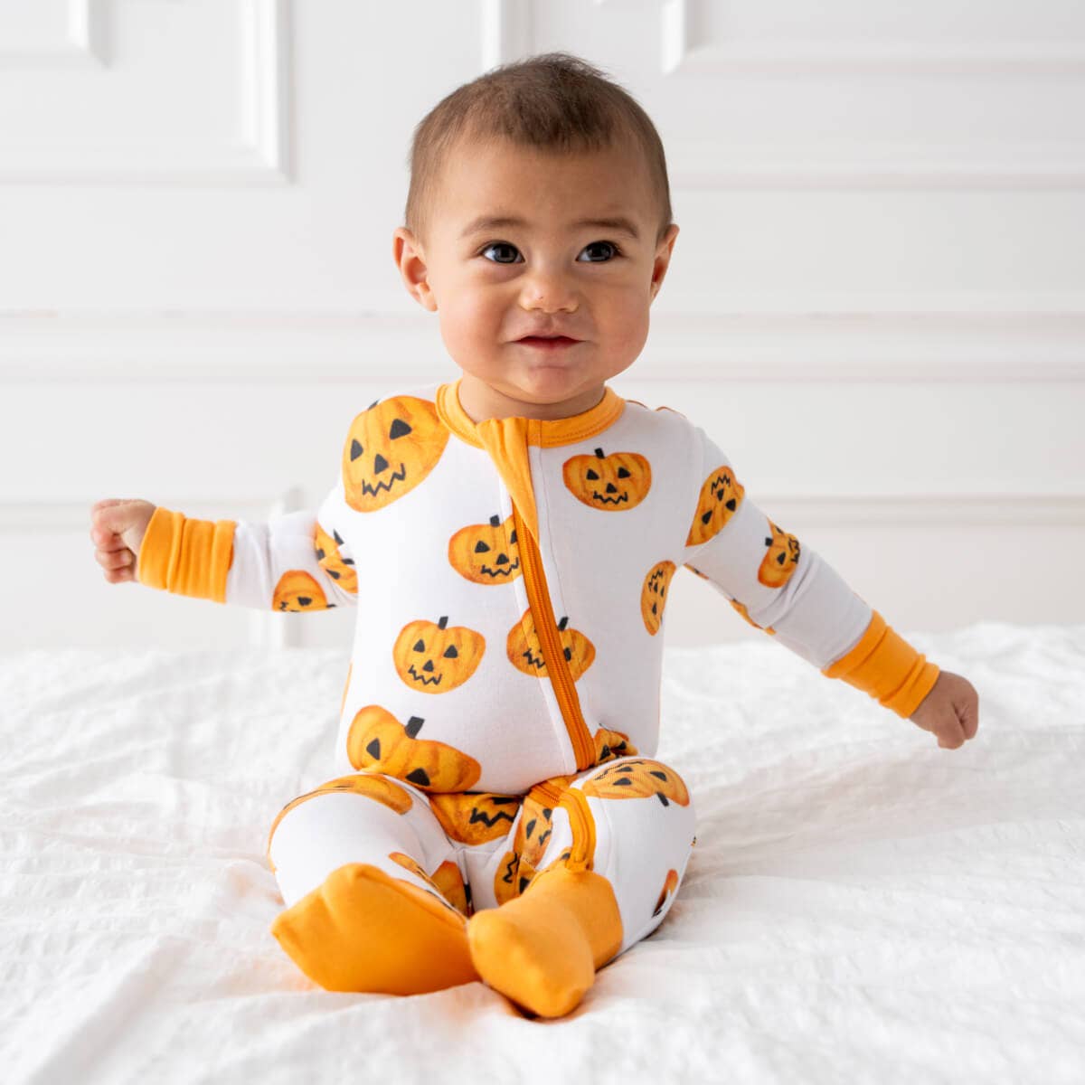 Dreamland Baby - Wholesale Sleepsuit - Baby - Baby Bamboo Pajamas w/ DreamCuffs® - Pumpkins0