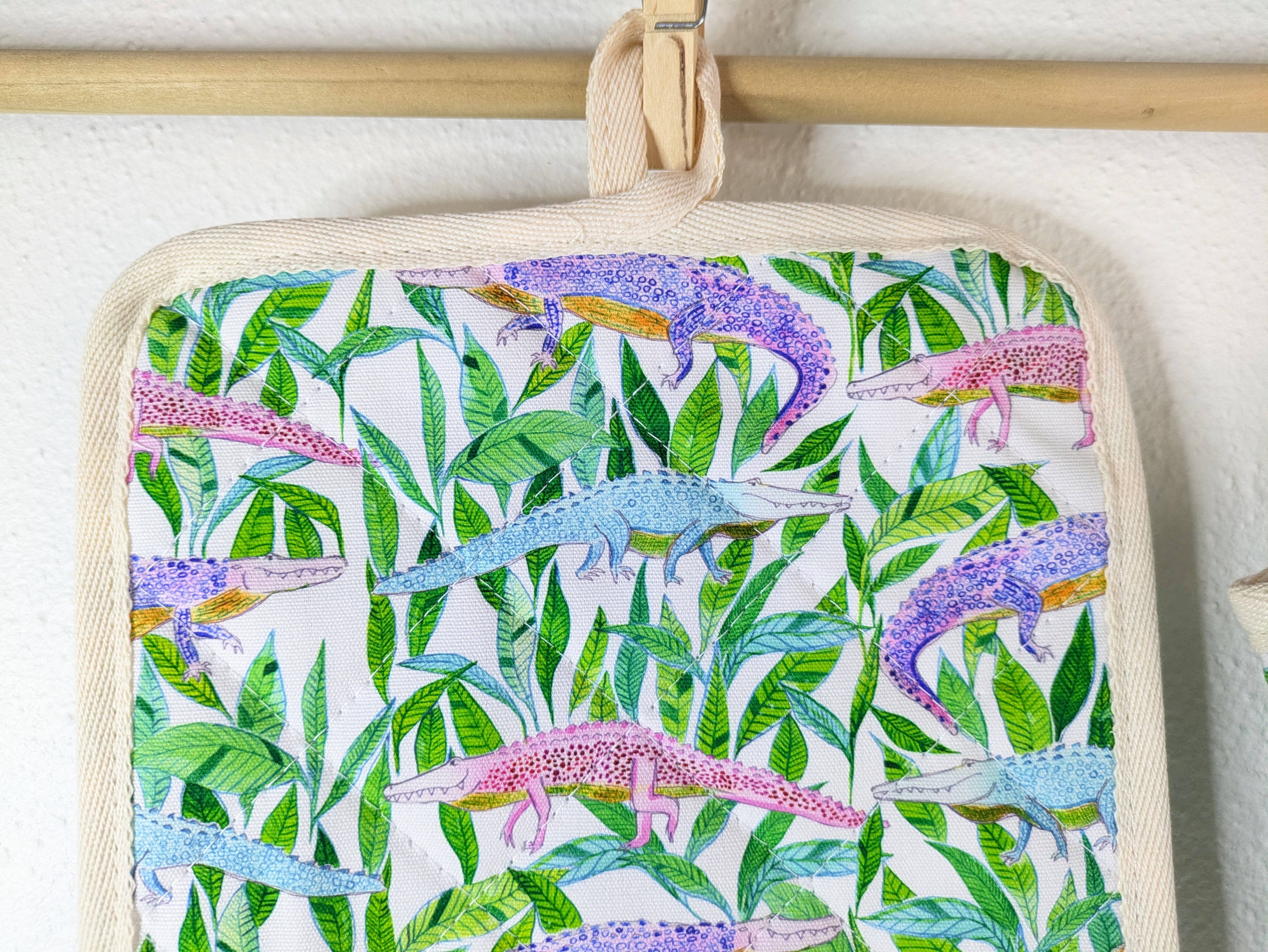 Natalie V. Mason - Wholesale Oven Mitt/Pot Holder - Oven Mitt & Pot Holder Set - Alligators (white)6