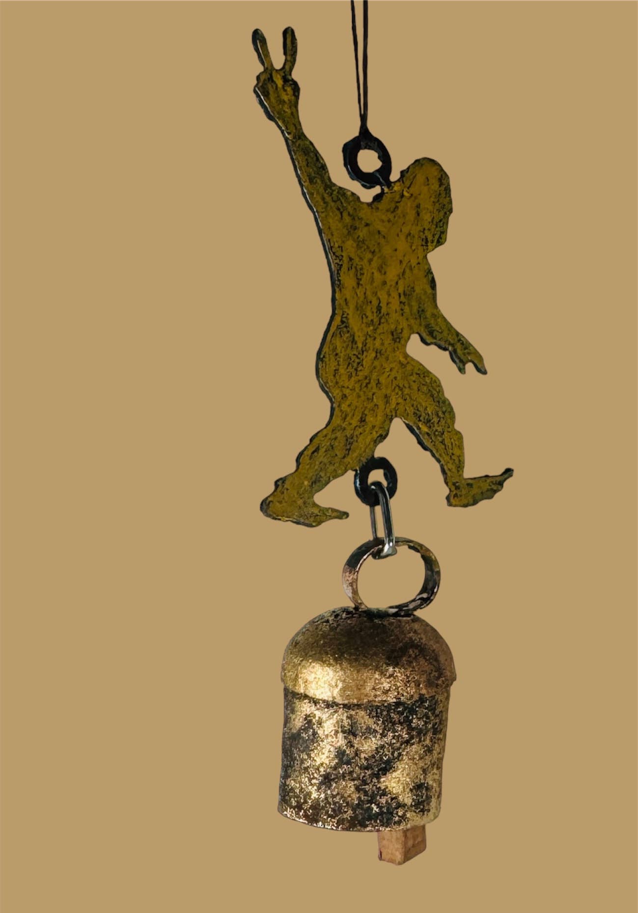 Whimsies - Vendita all'ingrosso Decorazione - Campanello a vento Bigfoot, ornamento con simbolo della pace, regalo economico e conveniente5