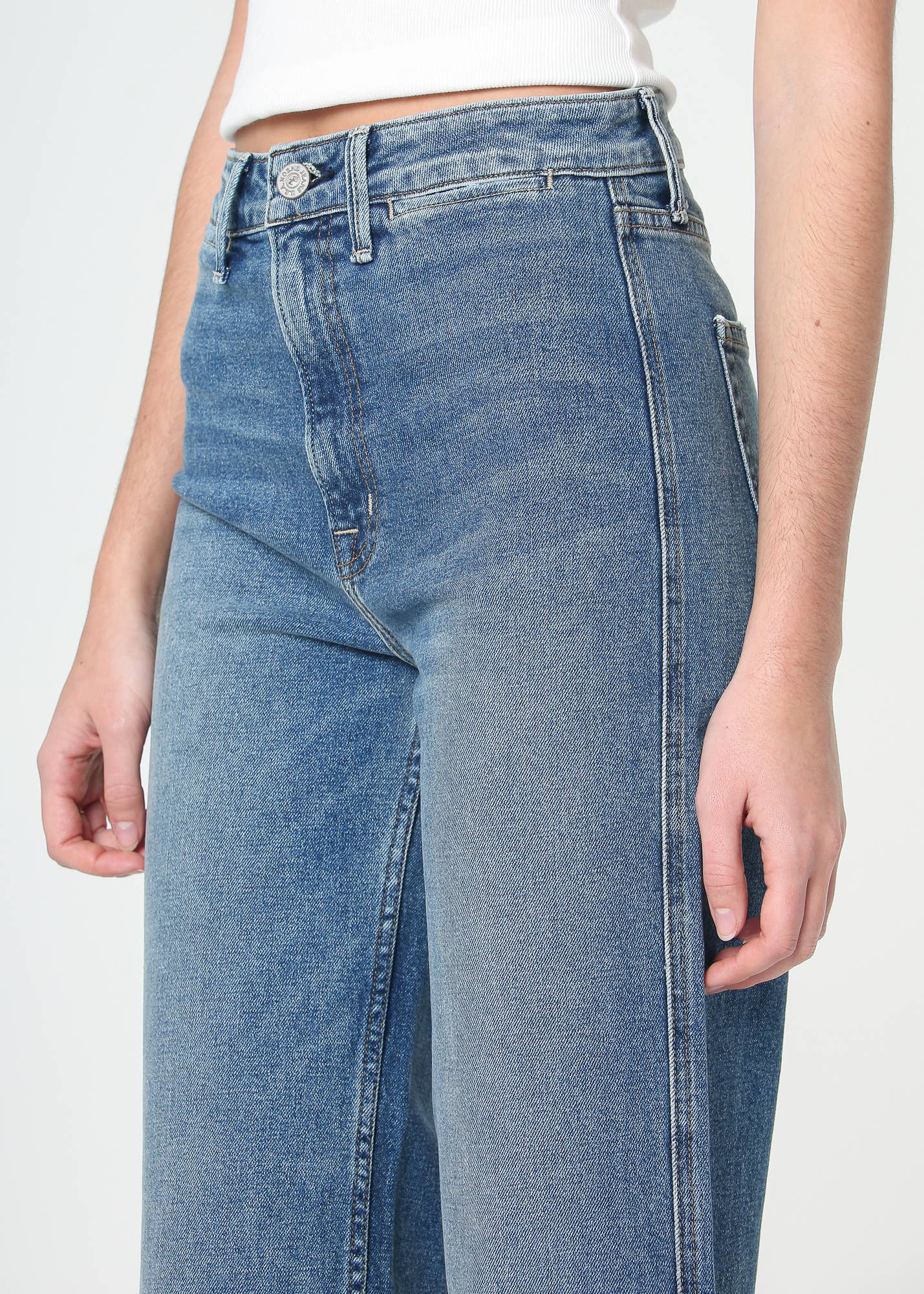 Lawrence Queen Jeans med hög midja med korta ben - Lawrence Wash för wholesale på Faire4