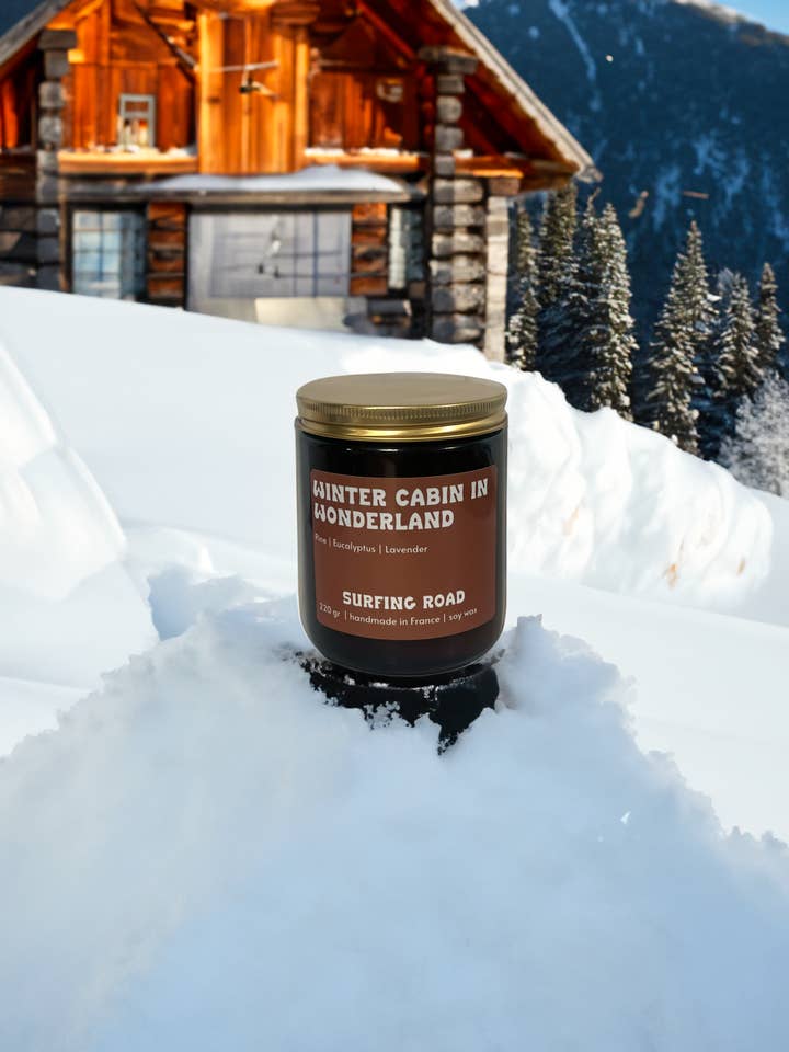 Bougie Winter Cabin in Wonderland pour la vente par Surfing Road