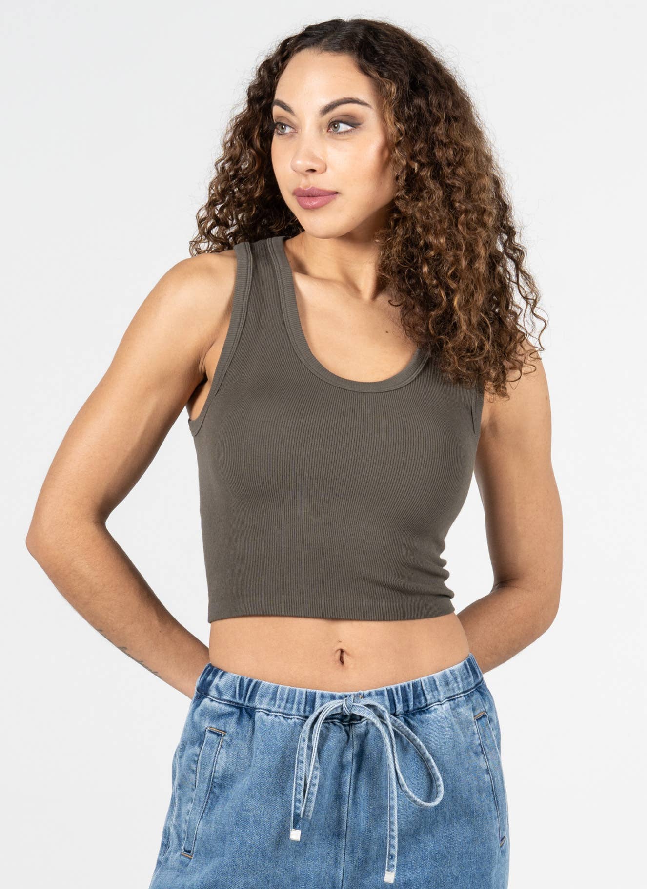 C'est Moi Clothing Co – Großhandel Tanktop – Damen – CEBT1014 Tanktop mit tiefem U-Ausschnitt aus Bambusrippen5