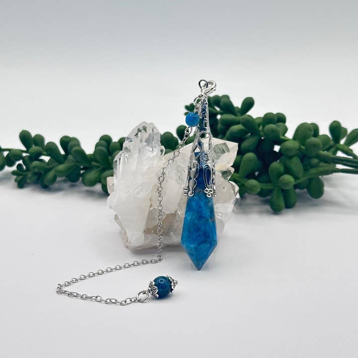 Blå Apatit Ædelsten Art Deco Sølvfarvet Pendul for engroshandel hos Meraki Gemstones