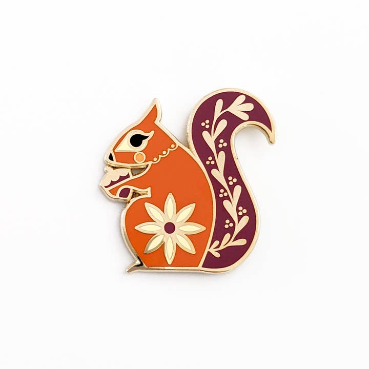 Broche en émail dur écureuil pour la vente par Amber Leaders Designs