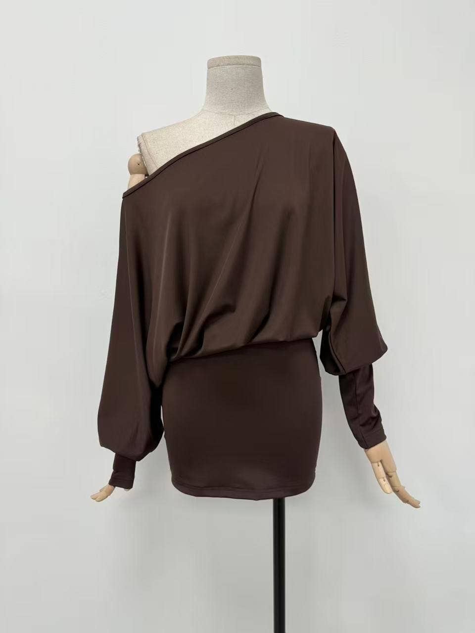 LORIANE – Großhandel Kleid – Damen – 7455 Einfarbiges kurzes Kleid2