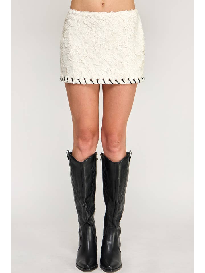 Weiss Feder-Minirock - Wildleder-Fell mit Peitschenstich in mittlerer Taille für den Großhandel auf Faire