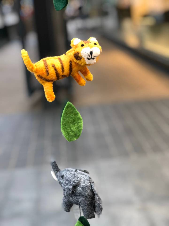 Guirlande décorative en feutre d'animaux de la jungle faite à la main. pour la vente par Funky Yak Ltd