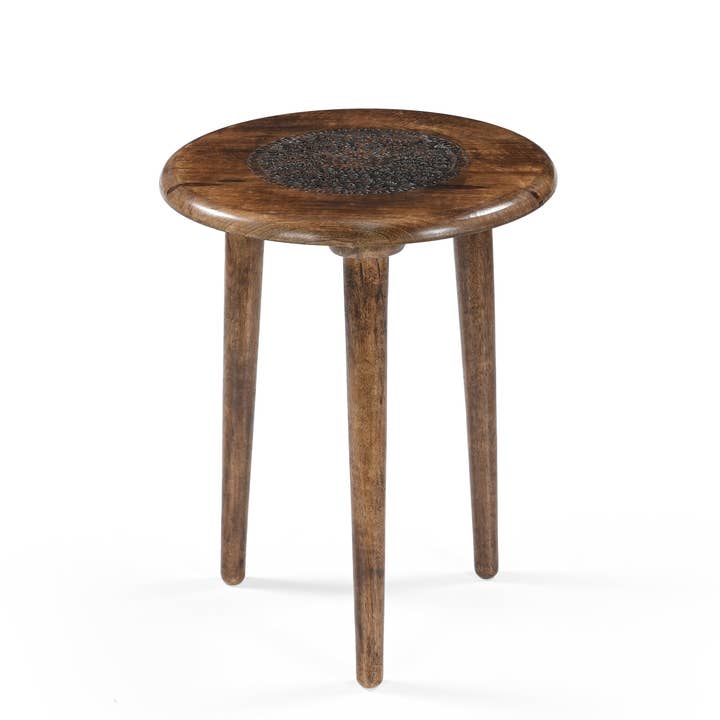 Rustikaler Beistelltisch aus Massivholz – Handgefertigter runder Hocker mit geschnitzter Mandala-Oberfläche & 3 organischen Beinen – Boho-Akzentmöbel für den Großhandel von iAnanas