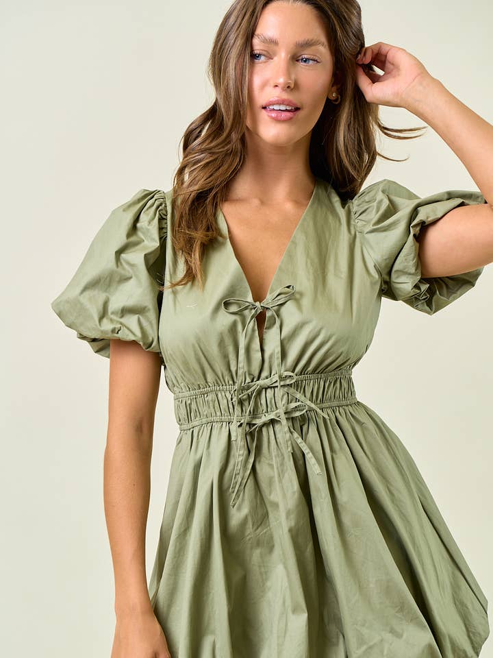 Doe and Rae - Vendita all'ingrosso Vestito - Donna - MINI ABITO CON MANICHE A SBUFFO, LACCIO DAVANTI E ORLO A BOLLA - 28226D0