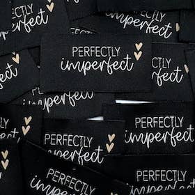 Eingenähtes Webetikett: Perfectly imperfect - SCHWARZ für den Großhandel von L’Étiquette Home Couture