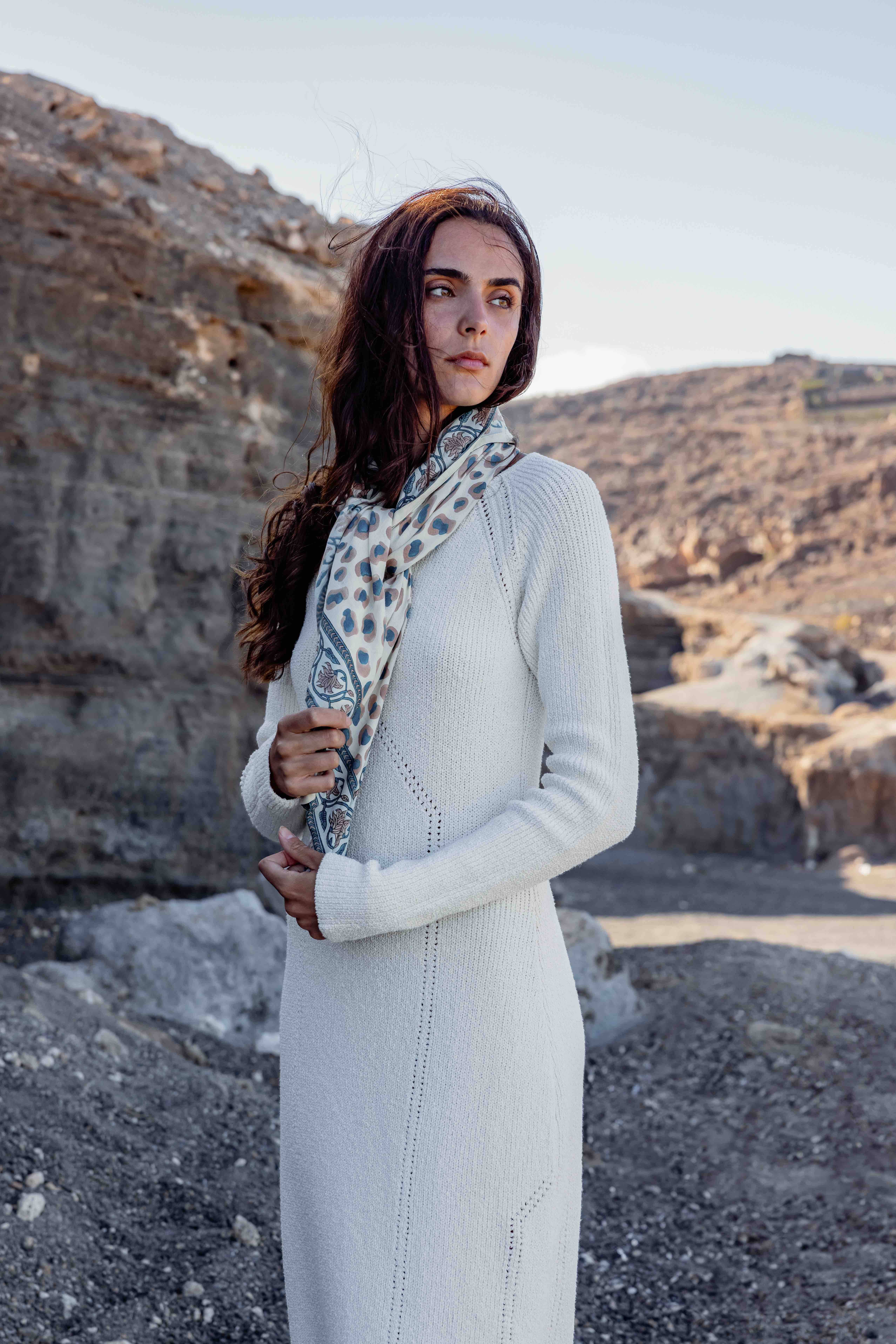 Maradji - Vendita all'ingrosso Sciarpa - Donna - Sciarpa quadrata in lana e seta con fiori balcanici su fondo navy1