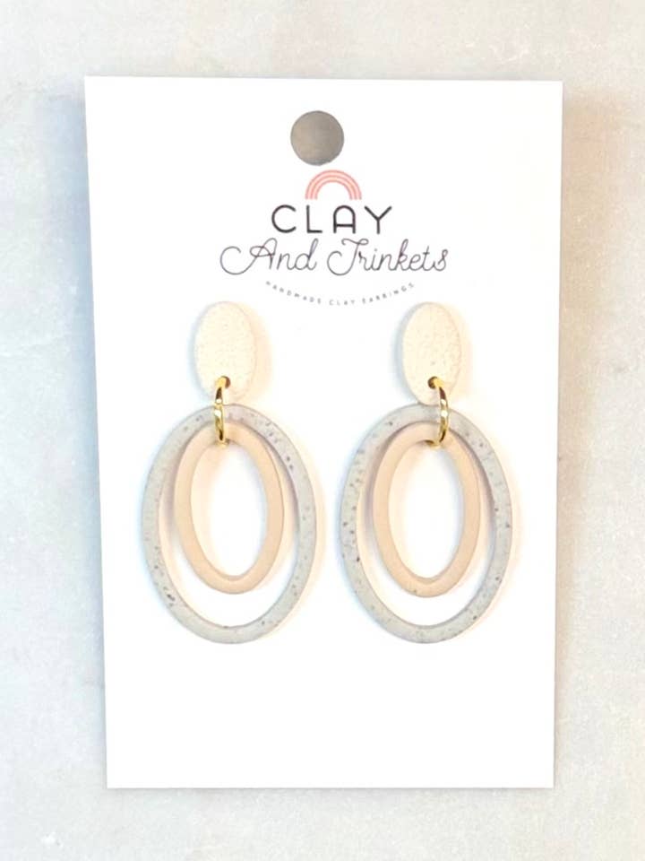 Boucles d'oreilles pendantes duo de créoles neutres pour la vente par Clay and Trinkets