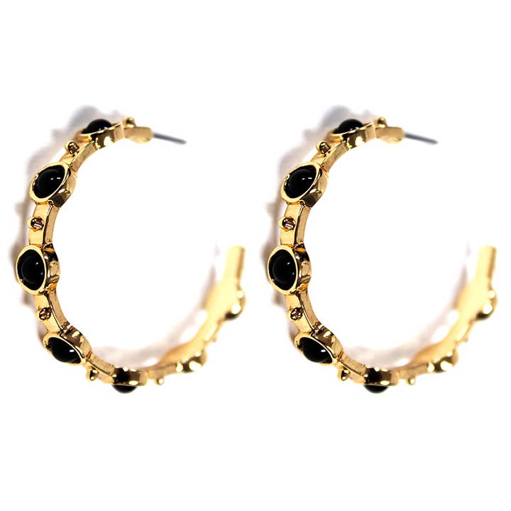 Boucles d'oreilles créoles en or martelé de 2" avec pierre cloutée noire pour la vente par What's Hot