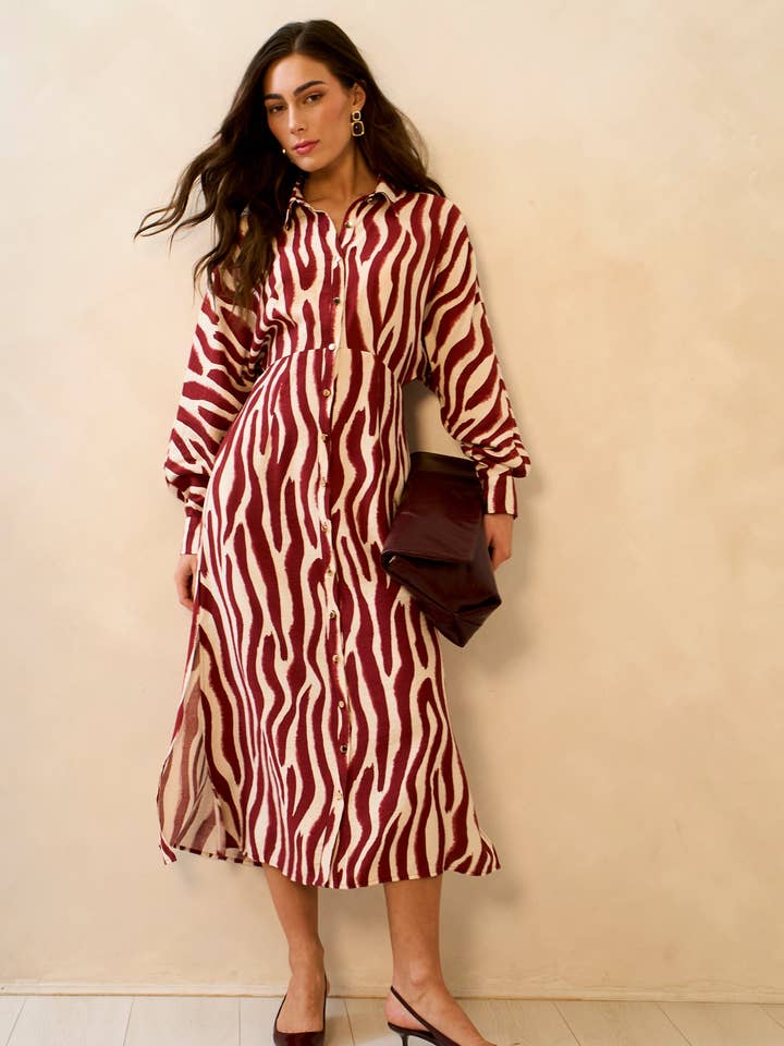 Abito camicia a pipistrello con stampa zebrata borgogna per la vendita all'ingrosso da parte di GINI LONDON