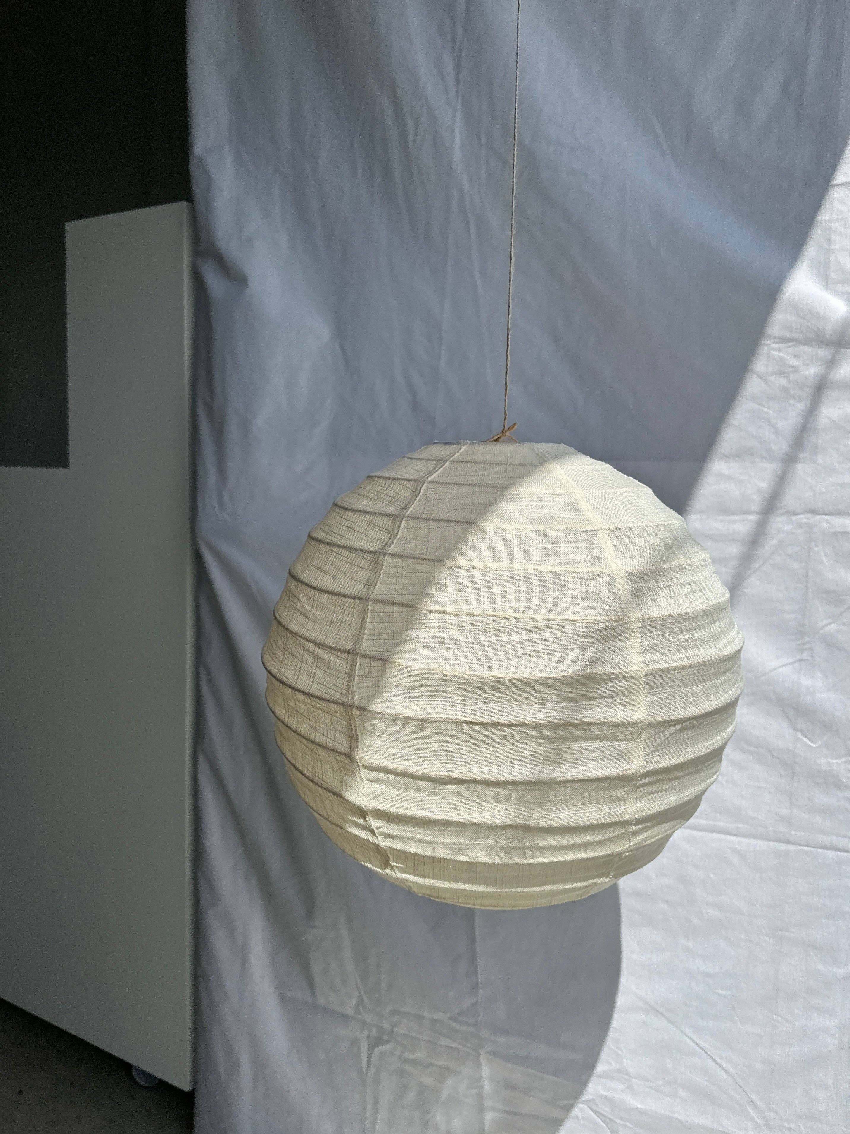 Office Objets - Wholesale Chandelier/Hanging Light - Medium round Japanese-style pendant light in rattan and natural linen D:406