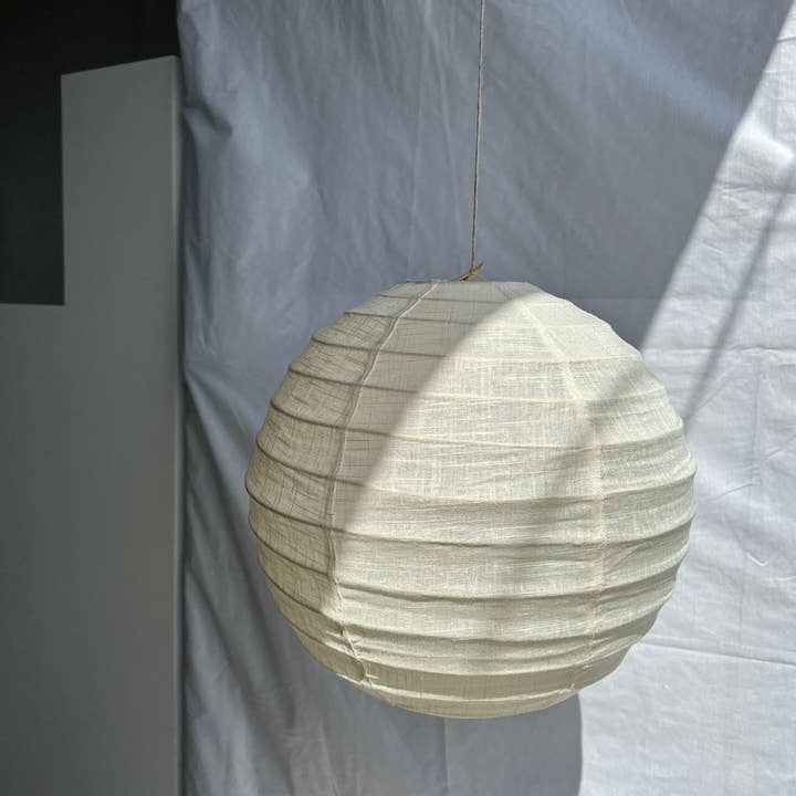 Office Objets - Wholesale Chandelier/Hanging Light - Medium round Japanese-style pendant light in rattan and natural linen D:406
