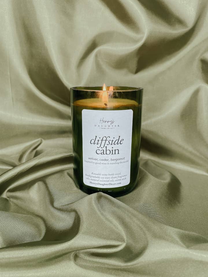 Cliffside Cabin vinflaske stearinlys (Vetiver & Bergamot) for engroshandel hos Henry’s Daughter Home Decor