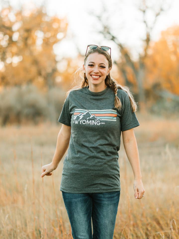 T-shirt tricolore Wyoming Mountain per la vendita all'ingrosso da parte di Roaming Buffalo Design Co