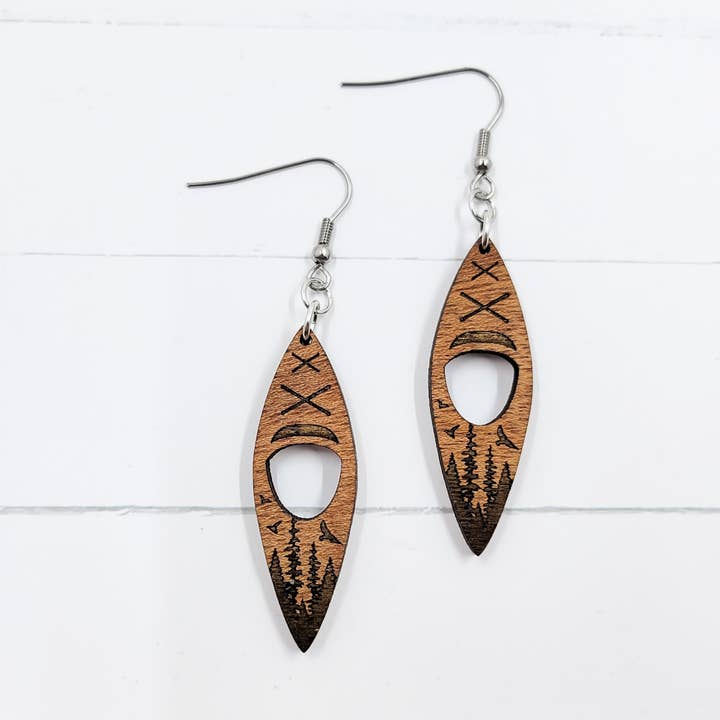 Boucles d'oreilles pendantes en bois kayak pour la vente par The Purple Chickadee
