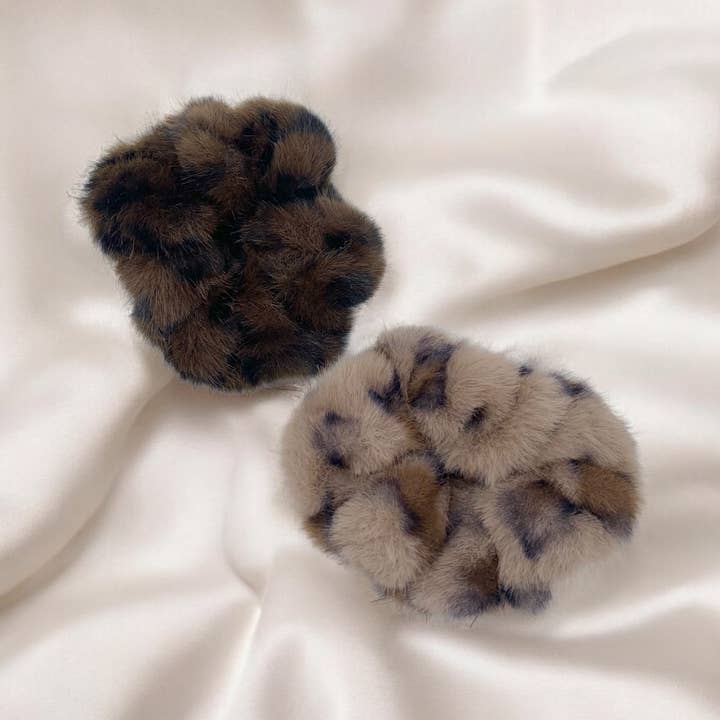 BYREN | ÉLINE L'ATELIER – wholesale Scrunchie - Dam – Leopardmönstrad hårsnodd i fuskpäls FQ9