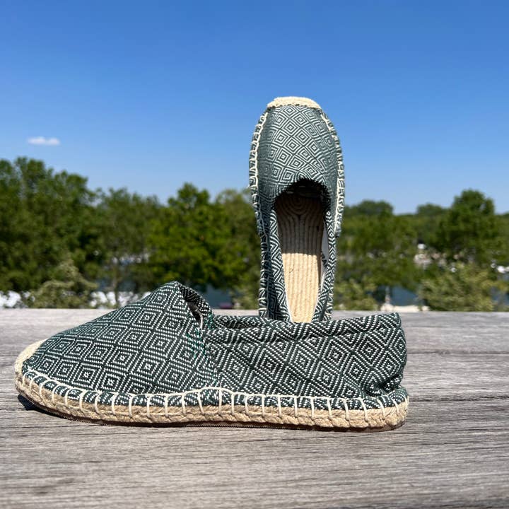 Krama Heritage - Vente Ballerines – femme - Les espadrilles Diamond Vert Forêt dans leur grand écrin naturel en feuille de palmier3