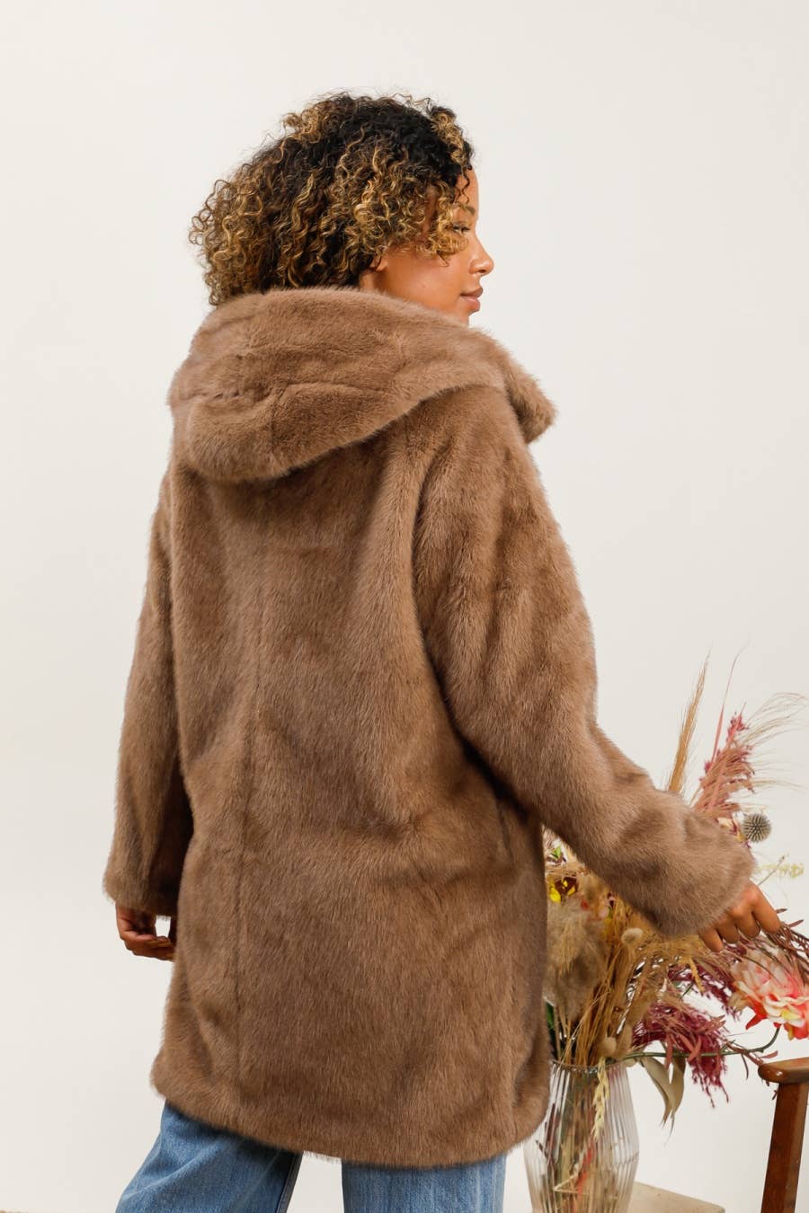 DIX-ONZE – wholesale Päls/fuskpäls - Dam – Chokladbrun Lång Fuskpälsrock – Lyx & Komfort7