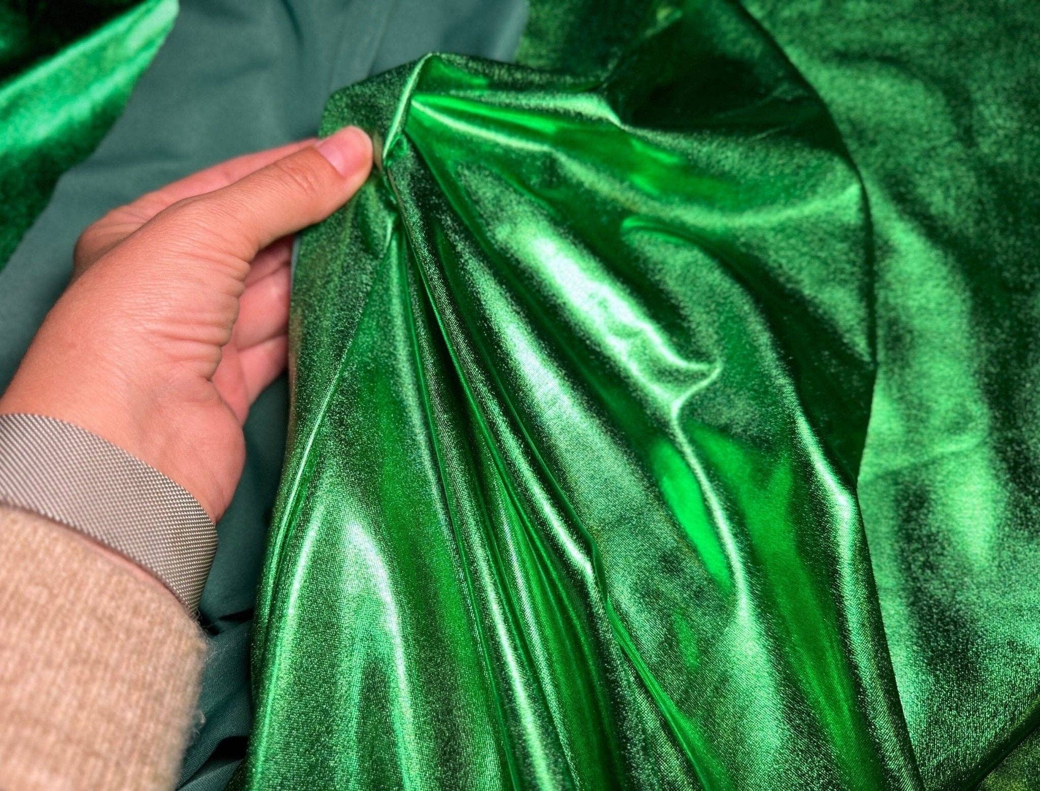 GalaTextile – Großhandel Stoff – Kelly Green Metallic Lame Spandex-Stoff, 4-Wege-Stretchfolienstoff von The Yard, glänzend grüne Tanzkleidung, Kostüme, luxuriöses Bekleidungsmaterial7